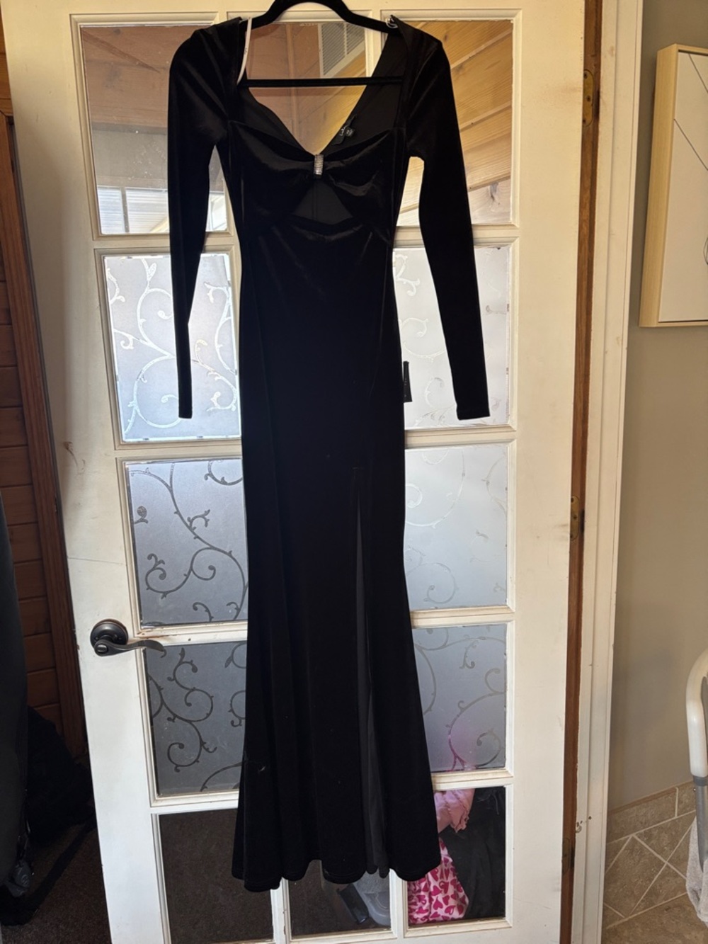 Lulu's Black Long-Sleeve Velvet Gown with Sweetheart Neckline